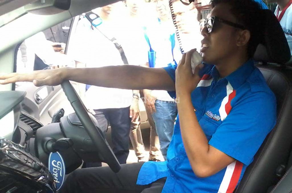 Ukur posisi tangan saat memegang setir biar berkendara lebih nyaman. Medcom.id/M. Bagus Rachmanto