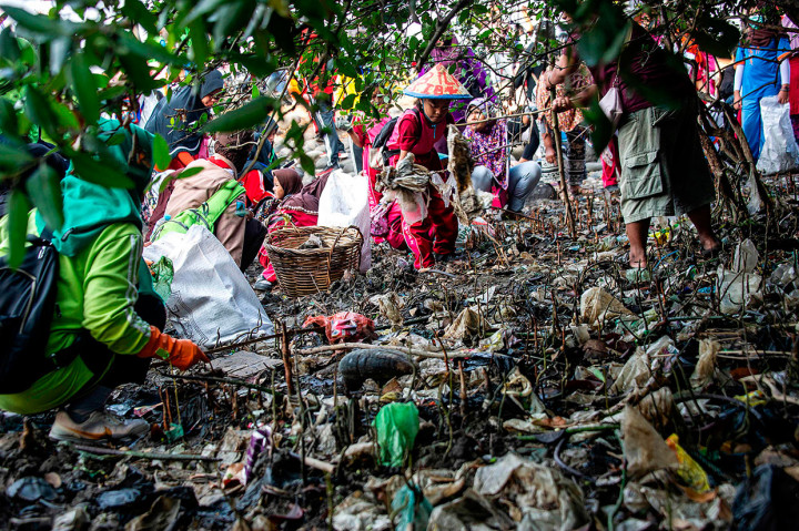 Peringati World Cleanup Day, Warga Bersih-bersih Sampah