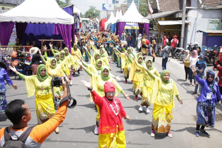 <i>Flashmob</i> Tari Pandhalungan Meriahkan Festival Egrang ke-10 di Jember