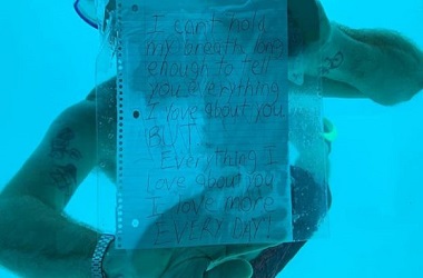 Pria Tewas Tenggelam saat Lamar Kekasih di Dalam Air