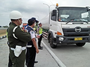 Truk Angkutan Barang Terlarang di Tol Layang