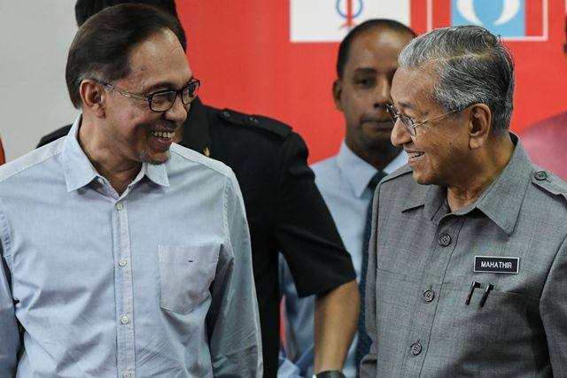 Mahathir Janji Tetap Serahkan Jabatan ke Anwar Ibrahim
