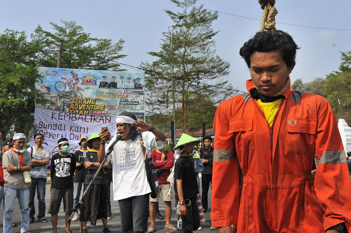 Aksi Teatrikal Protes Pencemaran Sungai Ciujung Serang