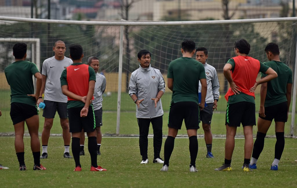 Pelatih tim nasional U-23 Indonesia Indra Sjafri (kedua kanan, belakang) memberikan arahan kepada para pemainnya. (ANTARA FOTO/R. Rekotomo)