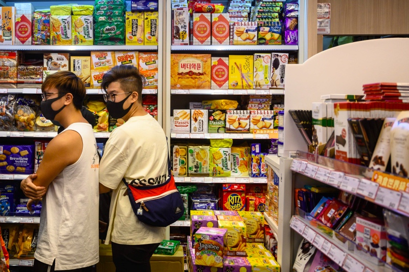 Warga Hong Kong usai protes yang melanda akhir pekan. Foto: AFP