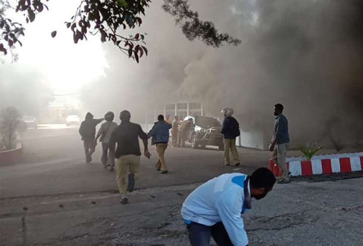 Sejumlah Anak Sekolah Bakar Kantor Bupati Jayawijaya