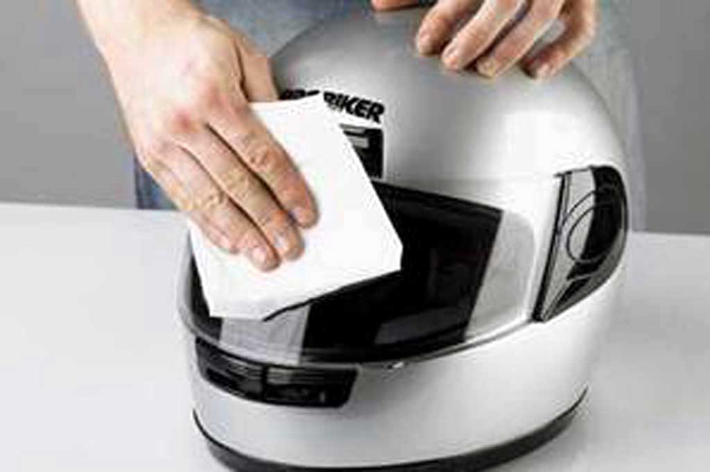 Kaca helm baret bikim pandangan tidak jelas. Louis.de