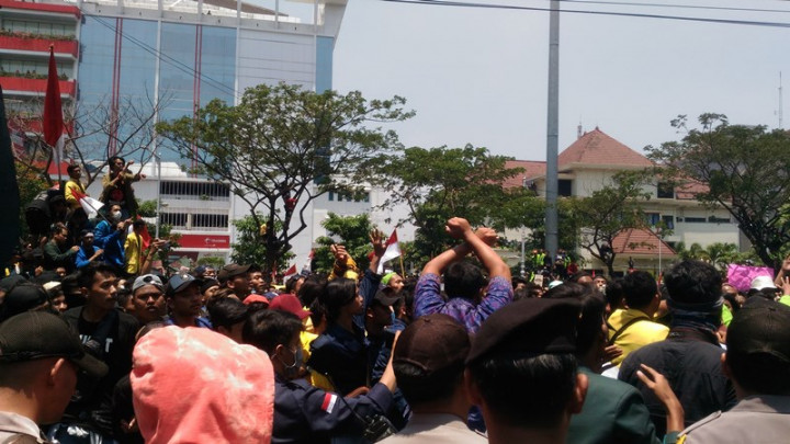 Mahasiswa Jebol Gerbang Kantor Gubernur Jateng