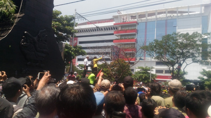 Ganjar Temui Massa Aksi