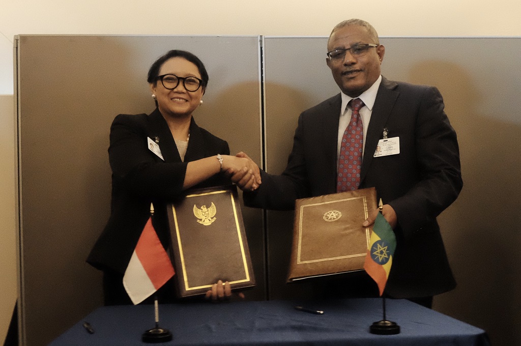 Menlu Retno Marsudi (kiri) bersama Menlu Ethiopia Gedu Andargachew di sela Sidang Umum PBB di New York, AS, 23 September 2019. (Foto: Kemenlu RI)