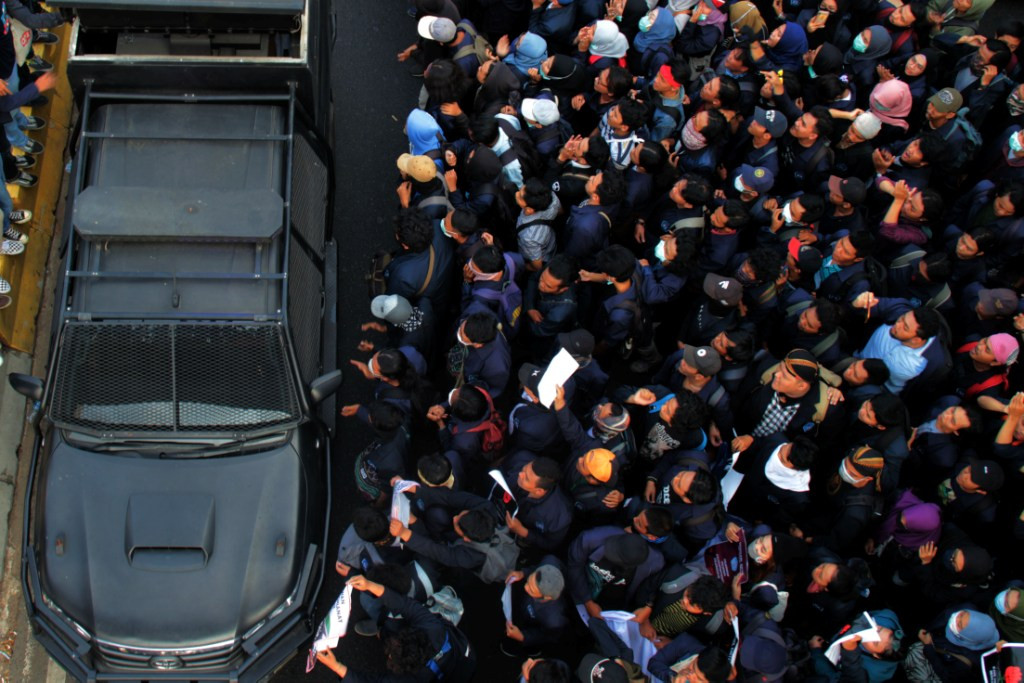 Kepolisian melewati massa demo saat aksi di Depan Gedung MPR, Jakarta Pusat, Senin, 23 September 2019. Foto: MI/Saskia Anindya Putri
