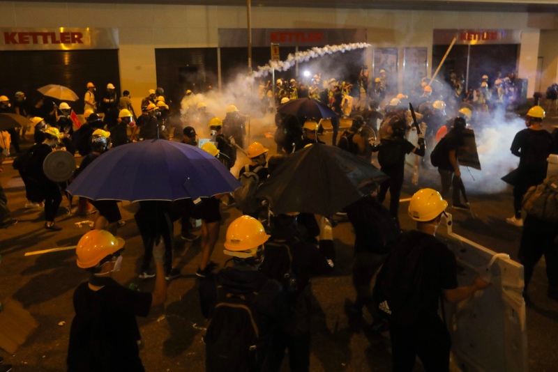 Pedemo Hong Kong dihadapkan pada tembakan gas air mata. Foto: AFP