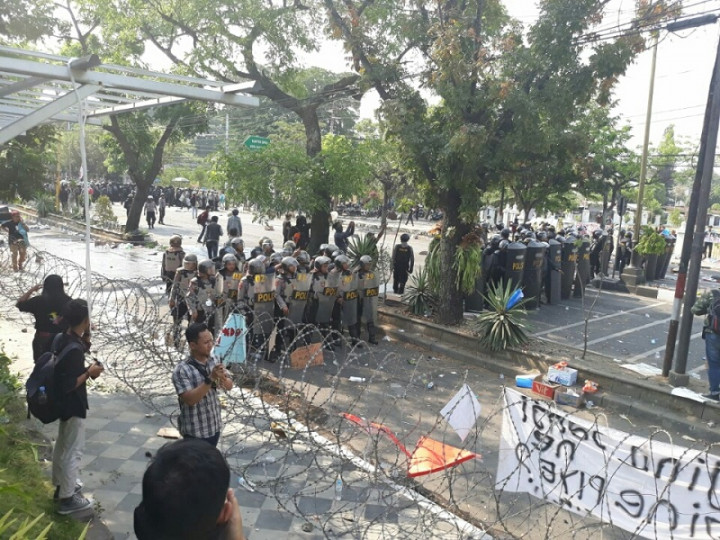 Pedemo di DPRD Solo Dipukul Mundur