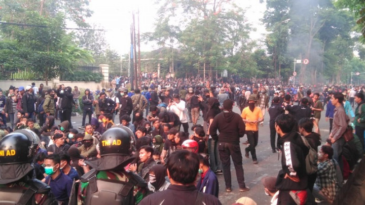 Massa Lempar Botol dan Batu di DPRD Jabar