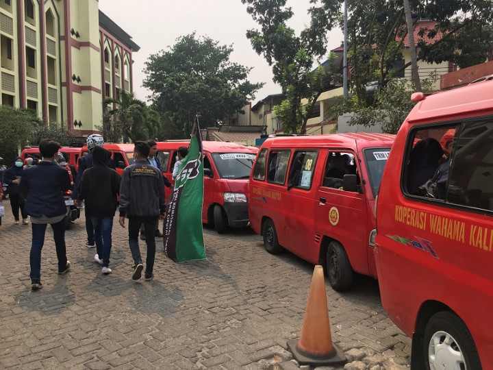 Angkot Ketiban Berkah Aksi Massa