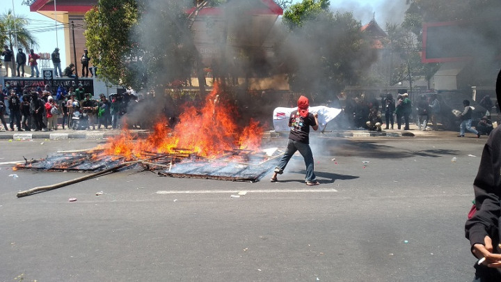 Massa Robohkan Pagar Gedung DPRD Sulsel