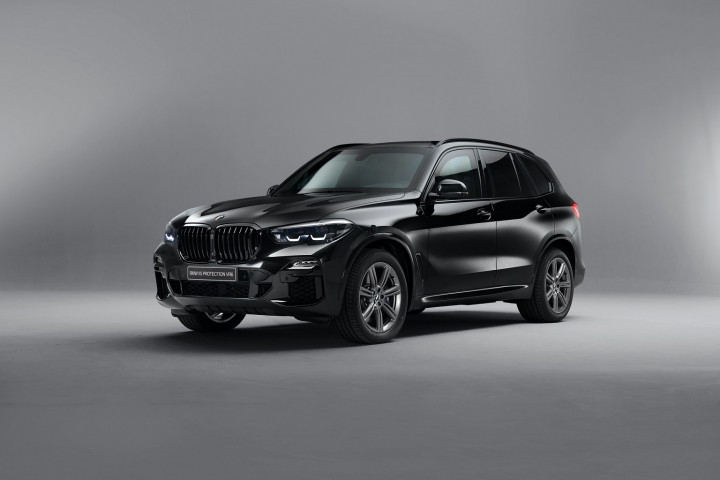BMW X5 Ini Dijamin Aman Melintasi Para Demonstran