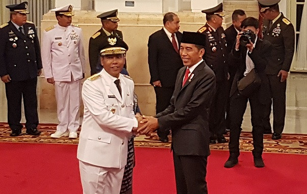 Presiden Joko Widodo melantik Wakil Gubernur terpilih Bengkulu, Dedi Ermansyah. Foto: Medcom.id/Damar Iradat 