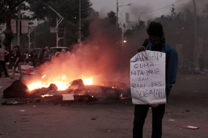 Tiga Pos Polisi Dibakar Demonstran