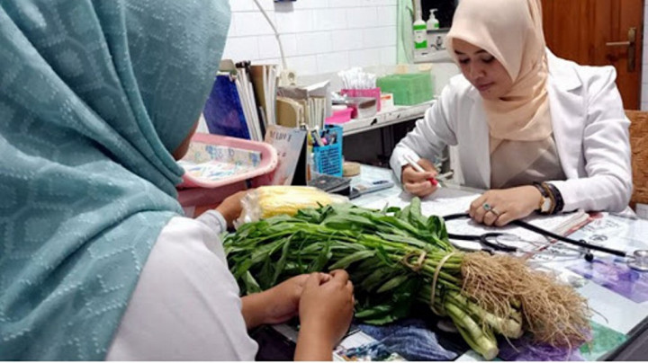Dokter Umum di Malang Rela Dibayar Sayur dan Ayam