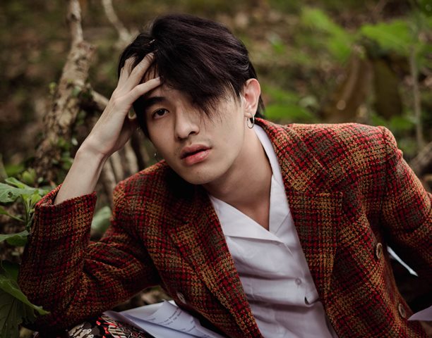 Jangan takut untuk menggunakan warna burgundi. Paduan warna merah anggur dan biru tua menciptakan kesan elegan klasik. (Foto: Pexels.com)