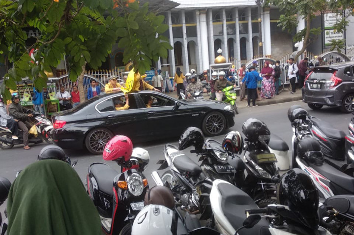 Ikut Demo Tolak RUU KUHP, Mahasiswa Ini Bawa Mobil Mewah