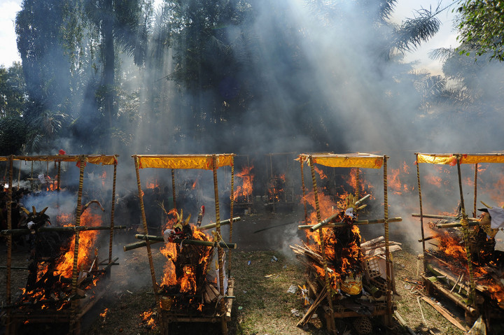 Ratusan Orang Ikuti Ngaben Massal di Bali