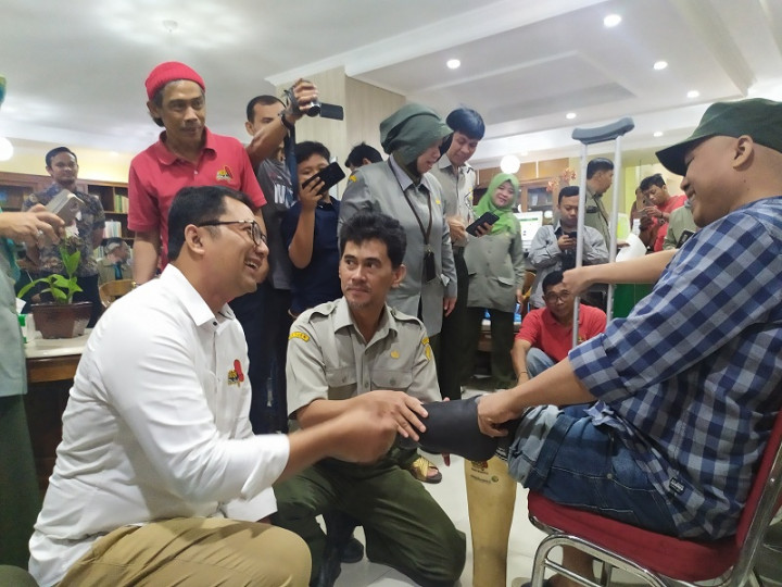 Kick Andy Foundation dan Kementan Bagikan Kaki Palsu di Bogor