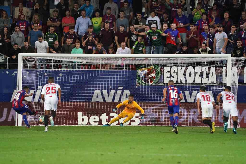 Penyerang Eibar, Fabian Orellana (14), mencetak gol dari titik putih ke gawang Sevilla (AFP/Cesar Manso)