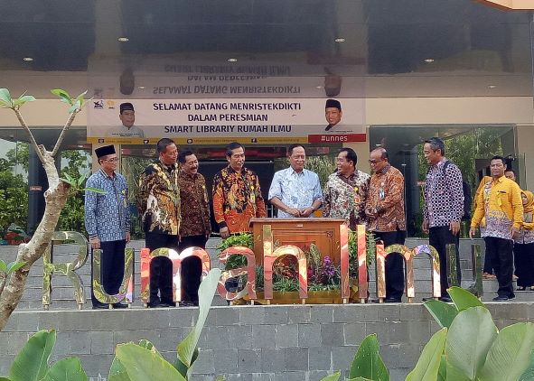Menristekdikti, Mohamad Nasir (tengah) menandatangani prasasti dan memotong pita sebagai tanda peresmian perpustakaan pintar Unnes. Foto:  Medcom.id/Arga Sumantri.