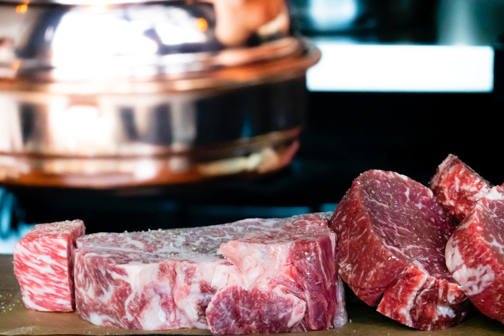 Selain dari daging, protein bisa diperoleh dari telur yang juga merupakan sumber lemak sehat. (Foto: Unsplash)