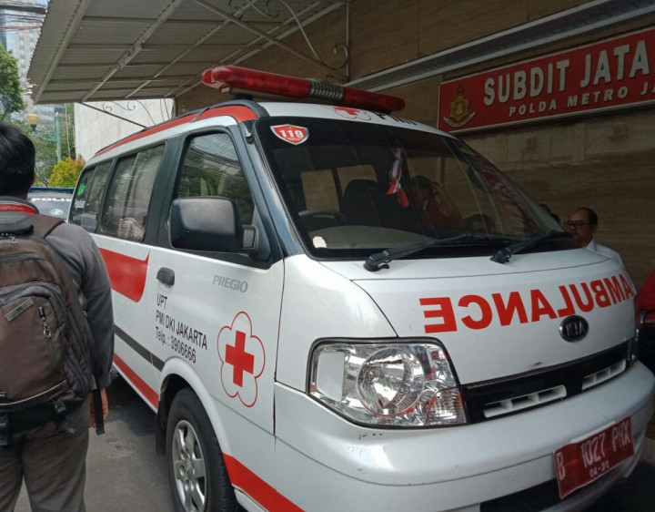 Polisi Ngotot Sebut Ada Batu di Ambulans