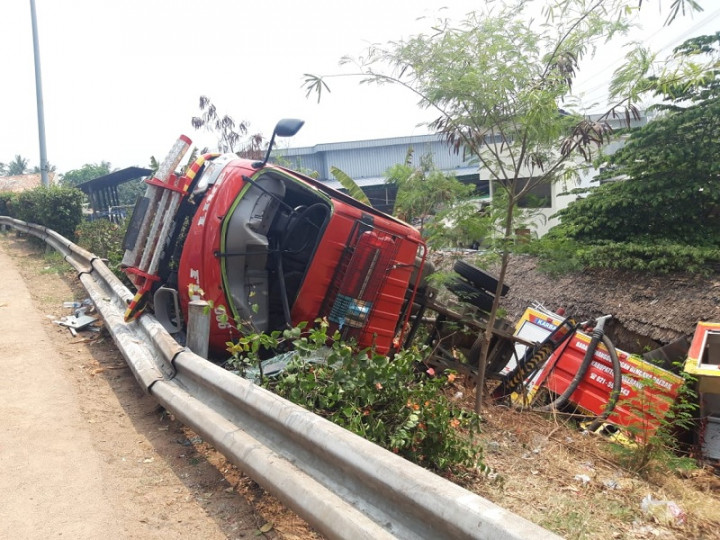 Mobil Damkar Tergelincir di Tol Kebon Nanas