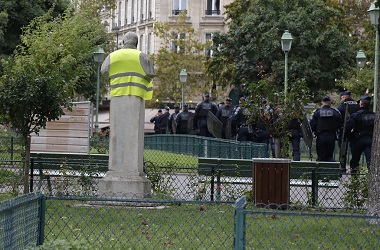 Polisi Bubarkan Demo Rompi Kuning dengan Gas Air Mata