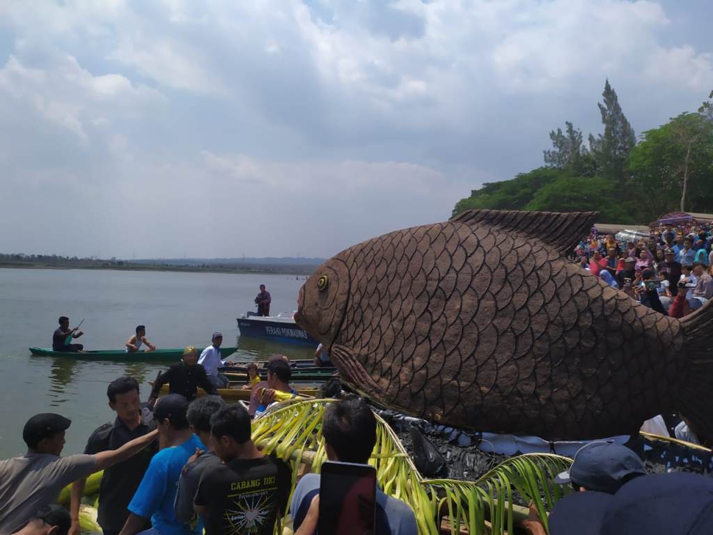 Ritual Larung Sesaji Bogo Mulyo, tasyakuran dan doa bersama di Waduk Bening Saradan, Madiun, Jawa Timur, Minggu 29 September 2019. (Foto: Medcom.id/Daviq Umar)