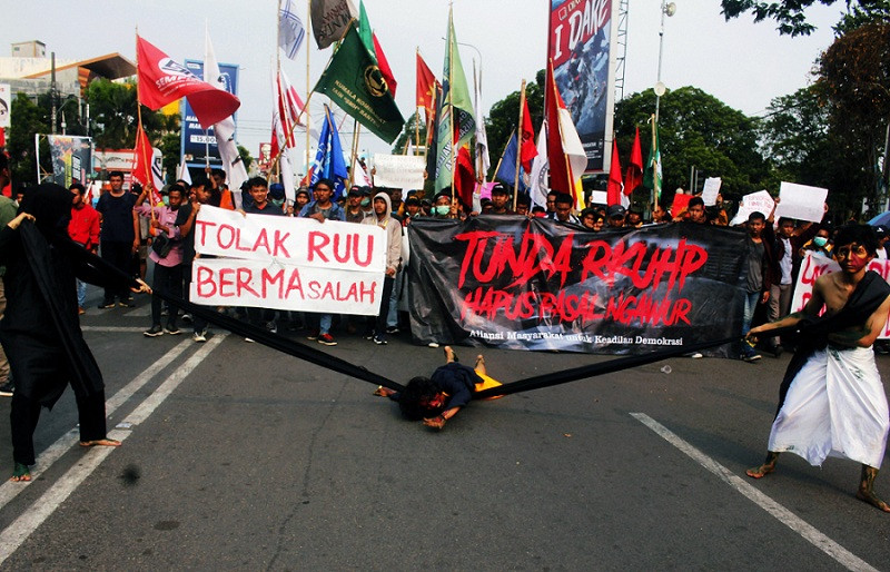 Sejumlah mahasiswa menolak RUU KPK dan KUHP. Foto: ANT/Weli Ayu