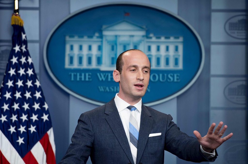 Penasihat senior Gedung Putih Stephen Miller berbicara dalam sebuah konferensi pers di Washington, 2 Agustus 2017. (Foto: AFP/JIM WATSON)