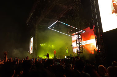 Set Panggung Membawa Penonton Berada di dalam Video Musik The 1975