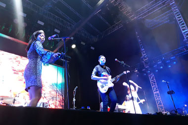 Barasuara Buka Konser The 1975