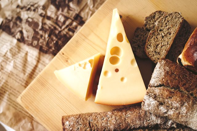 Bagaimana kisah keju Emmental atau Emmentaler. Berikut ini cerita di balik keju yang dikenal dengan nama keju Swiss ini. (Foto: Pexels.com)