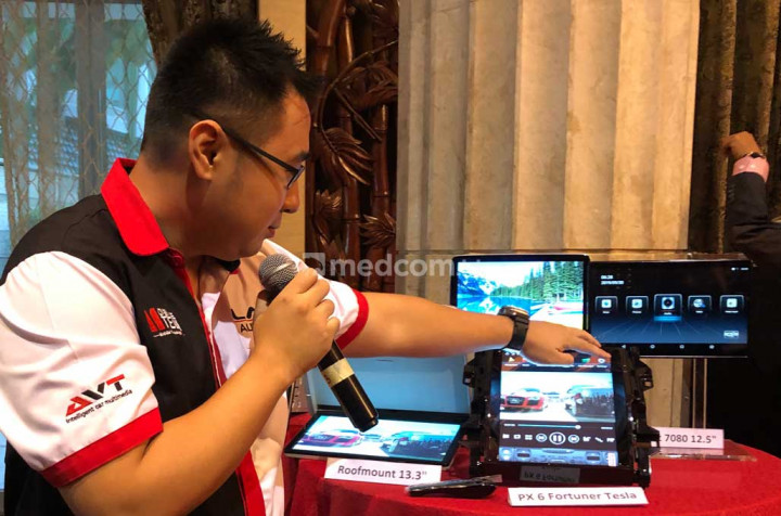 Tren Baru Headunit Vertikal dan Fitur Mobil Mewah ala Kramat Motor