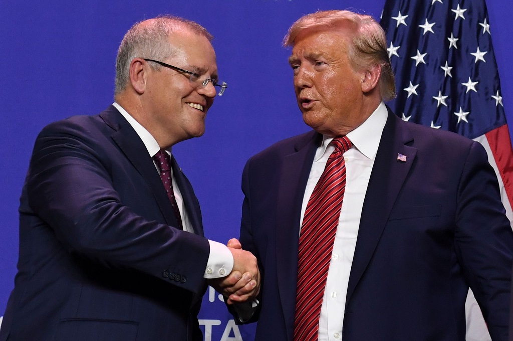 Presiden AS Donald Trump (kanan) berjabat tangan dengan PM Australia Scott Morrison di Wapakoneta, Ohio, 22 September 2019. (Foto: AFP/SAUL LOEB)