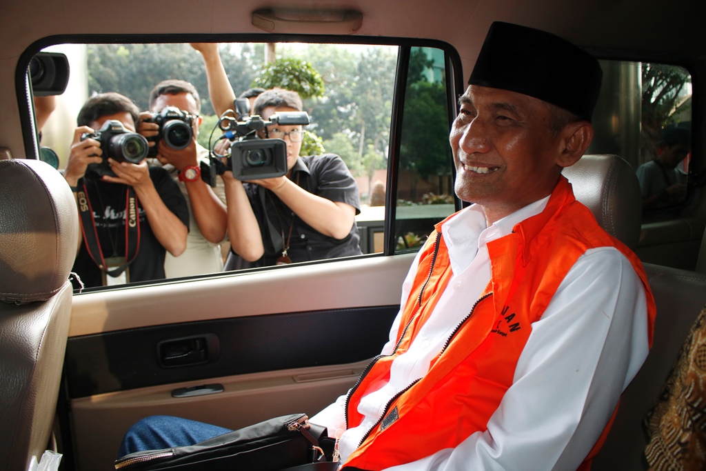 Bupati Kudus, Jateng, Muhammad Tamzil, masuk ke dalam mobil tahanan seusai menjalani pemeriksaan kasus jual beli jabatan di Gedung KPK, Jakarta. Foto: MI/Bary Fathahilah