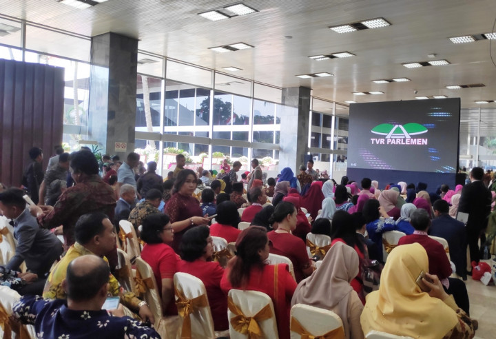 Padati Kompleks Parlemen, Masyarakat Nobar Pelantikan Anggota Legislatif