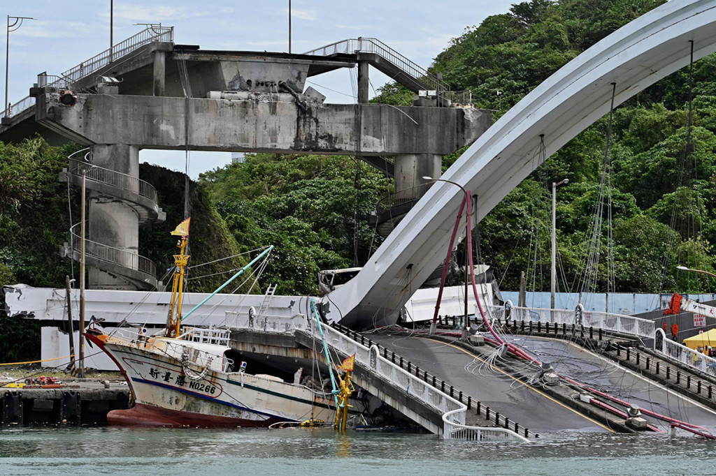 Jembatan di Taiwan Runtuh, Beberapa Nelayan Terperangkap