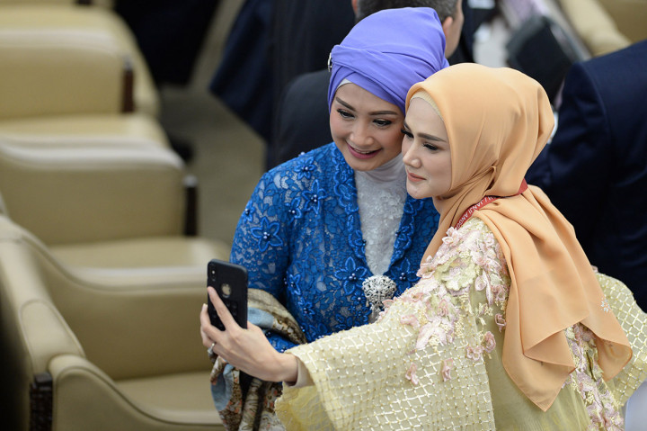 Gaya Pakaian Artis saat Dilantik Jadi Anggota DPR