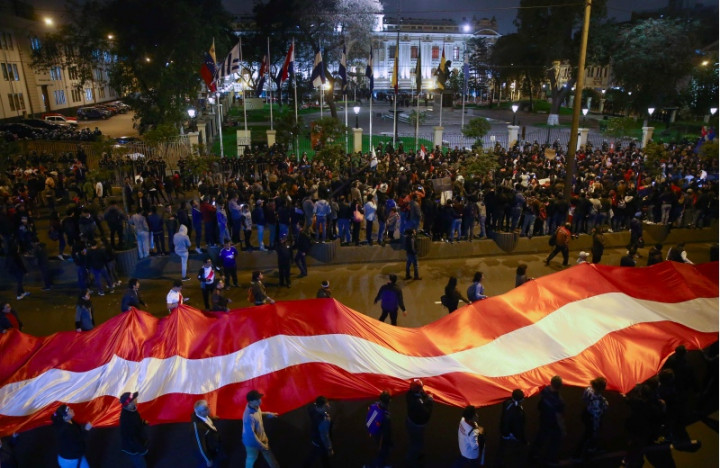 Presiden Peru Bubarkan Parlmen, Legislator Membangkang