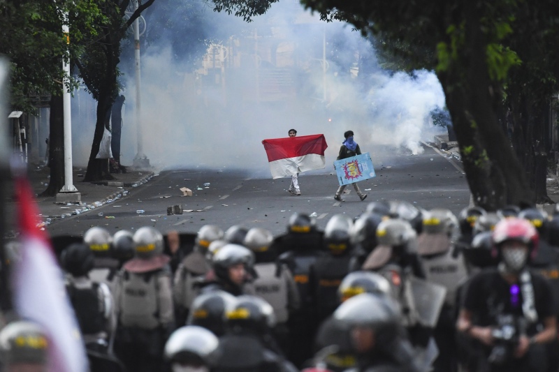 Aksi demonstrasi dilakukan mahasiswa dan sejumlah elemen masyarakat di berbagai daerah untuk menolak revisi undang-undang KPK dan rancangan undang-undang (RUU) yang dianggap bermasalah (Foto:Antara)