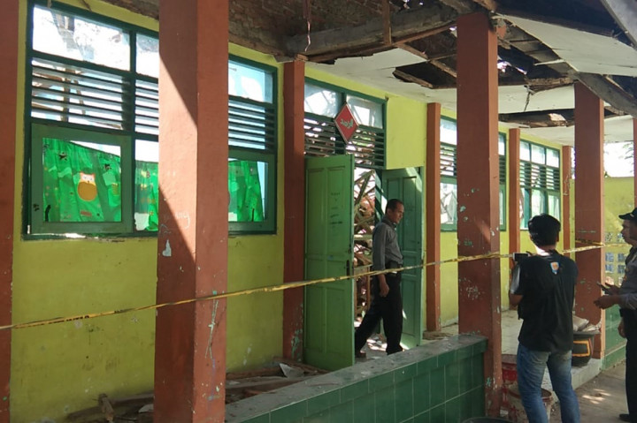 Ruang Kelas SMPN2 Plumbon Ambruk, 19 Siswa Terluka