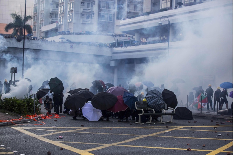 Protes di Hong Kong di saat perayaan 70 tahun Partai Komunis berkuasa di Tiongkok. Foto: AFP
